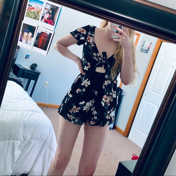 Front tie flower romper - Picture 2 of 7